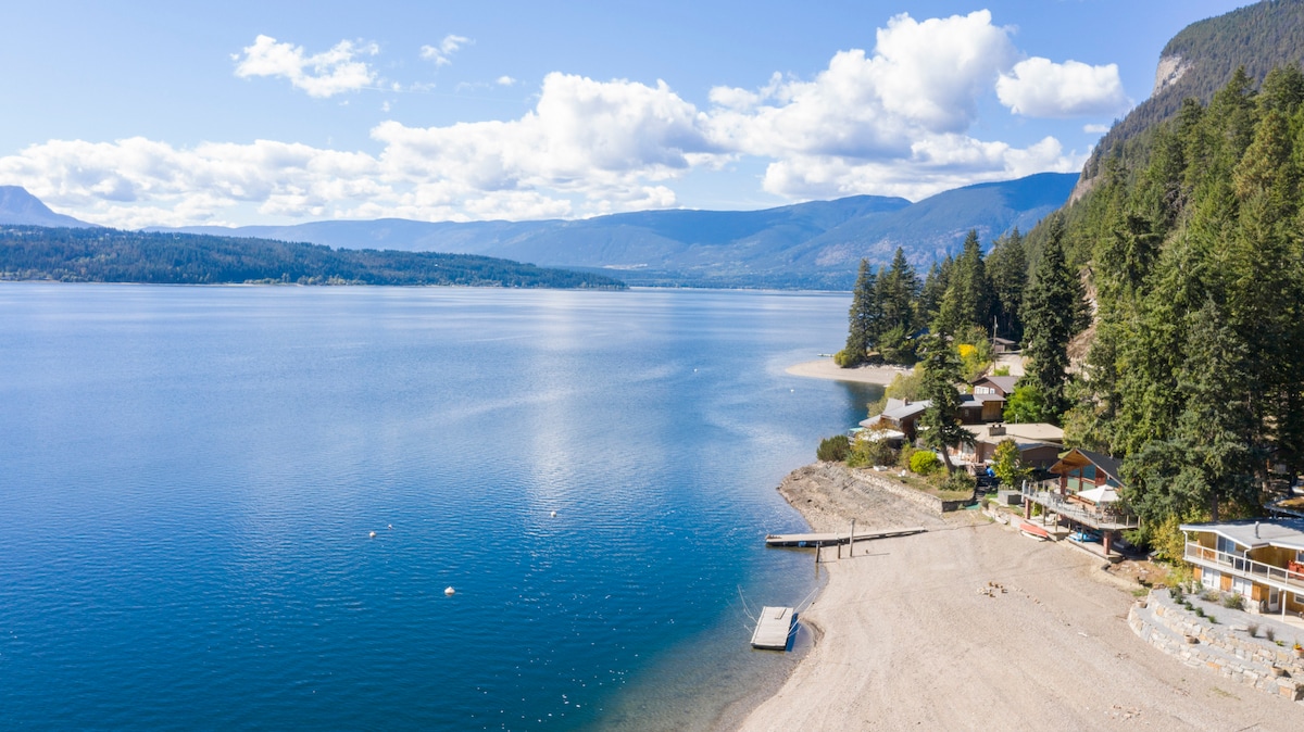 舒斯瓦普湖（ Shuswap Lake ）私人海滩的迷人小木屋