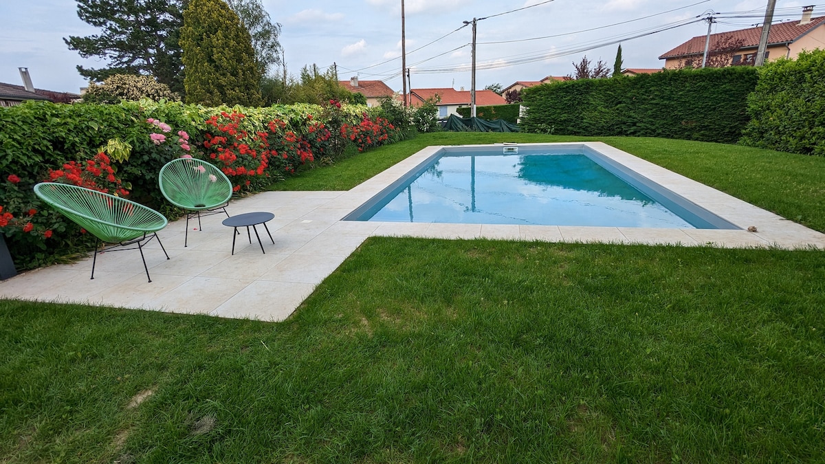 Let's explore Beaujolais : room and swimming-pool