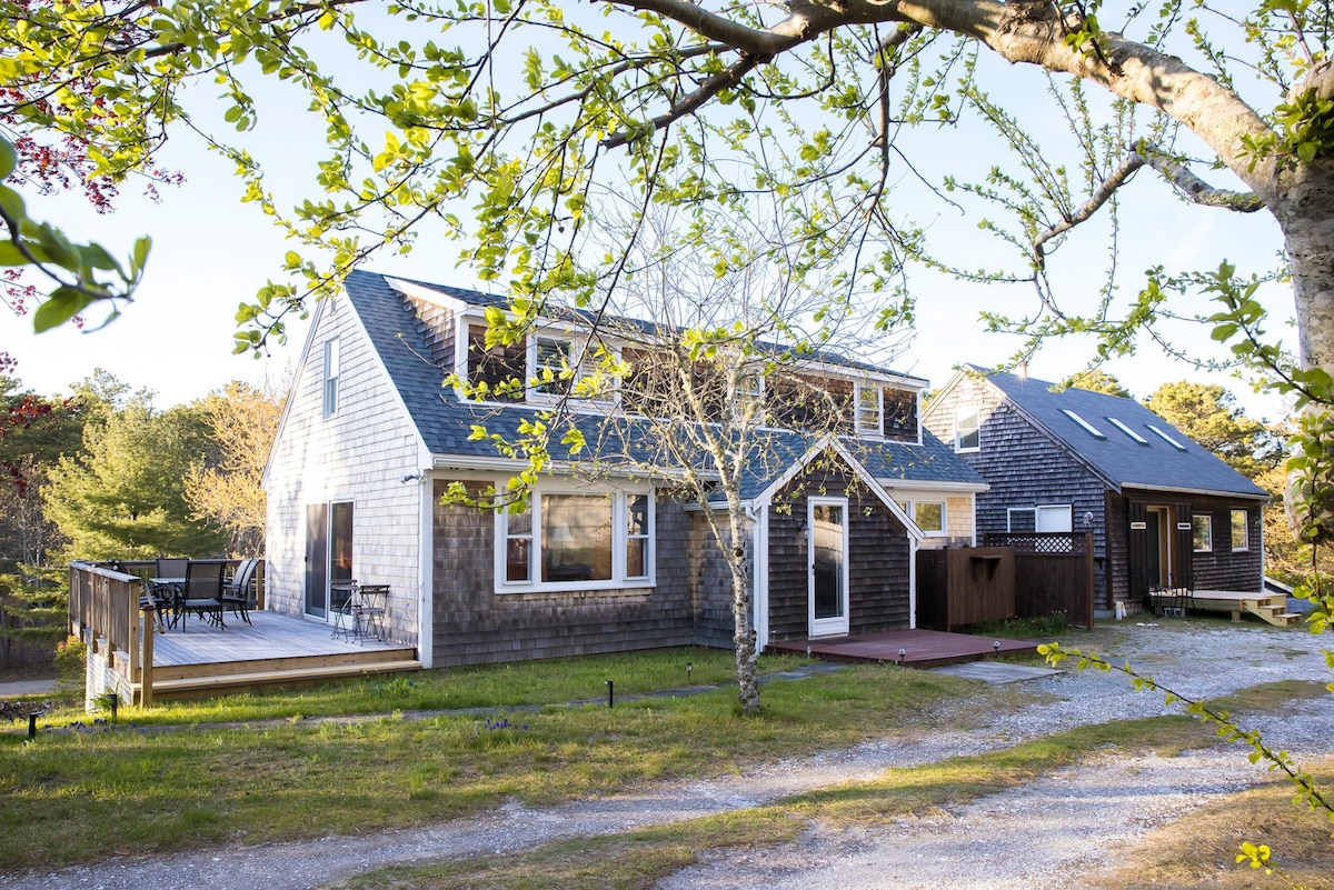 Spacious 5-bedroom Wellfleet home close to beaches