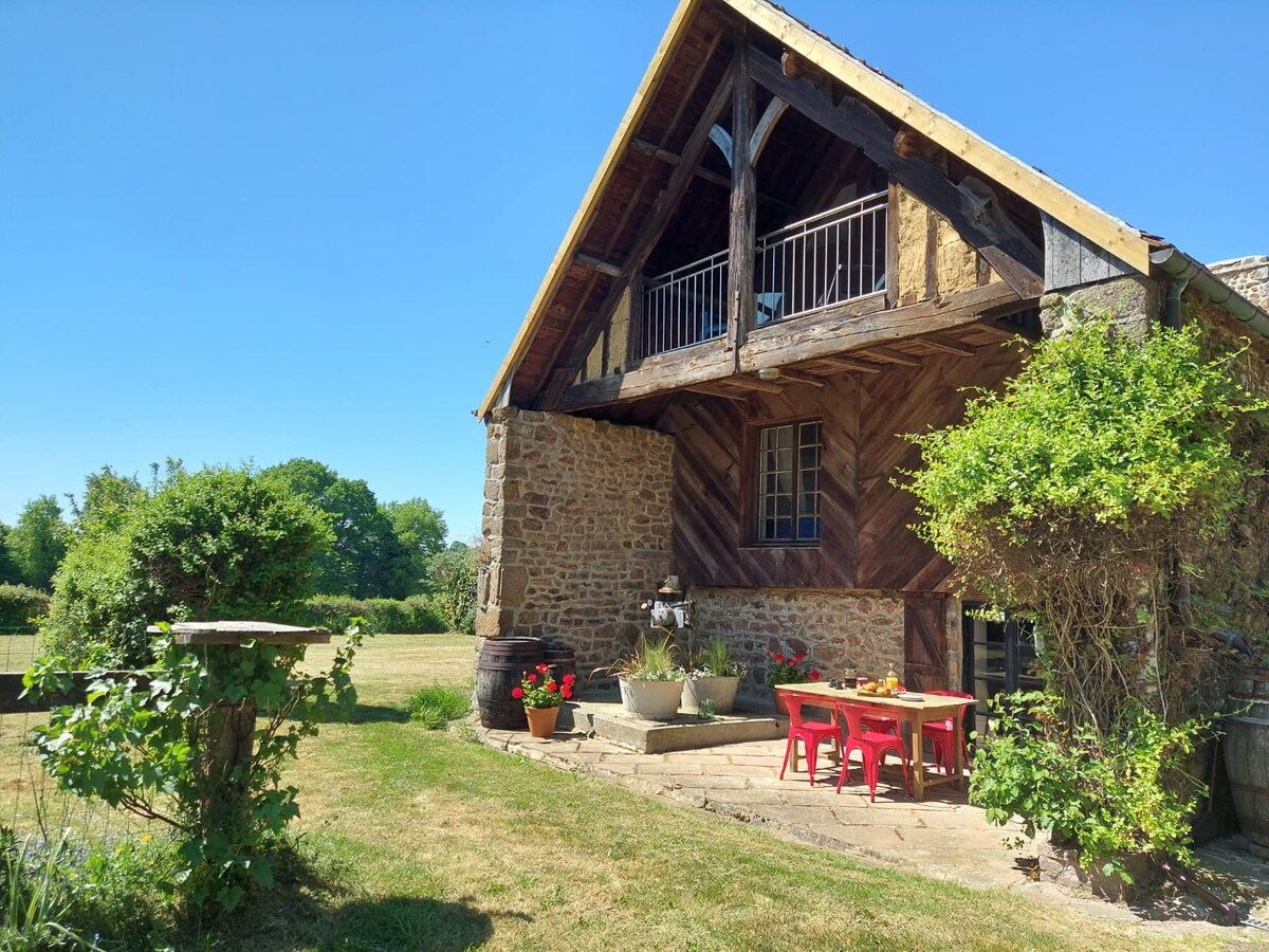 Les Epinays, secluded cottage with hot tub