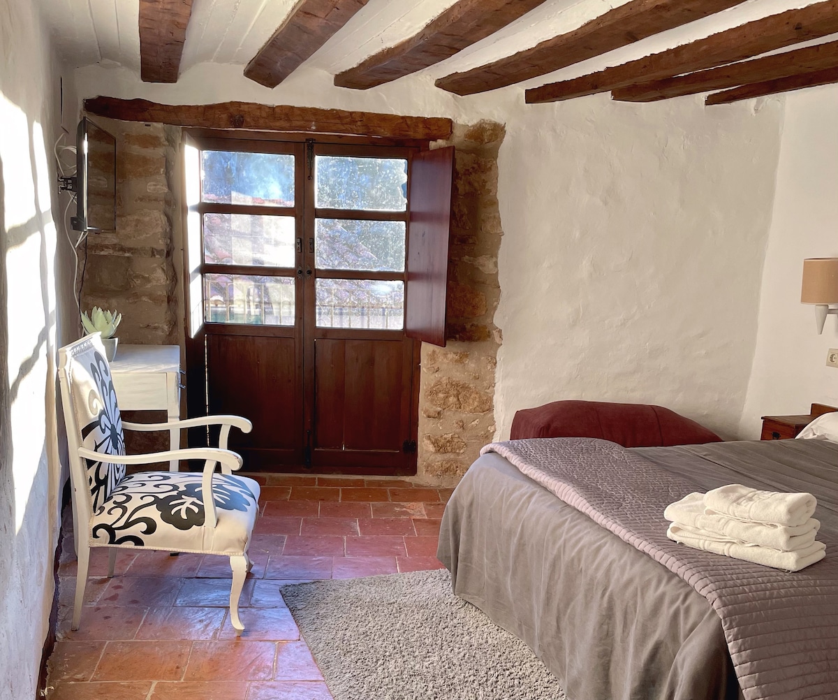 位于Xiva de Morella的漂亮房间，带卫生间