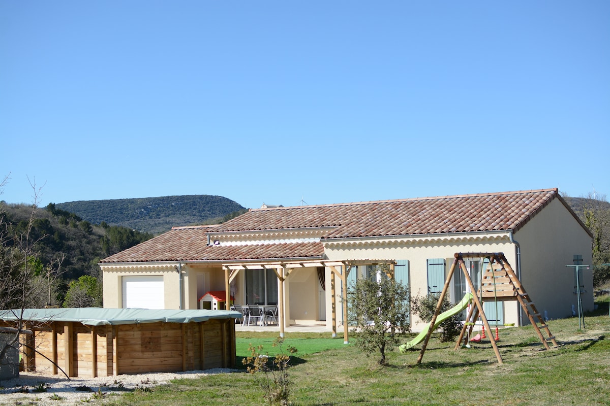 Villa neuve, au calme, piscine.