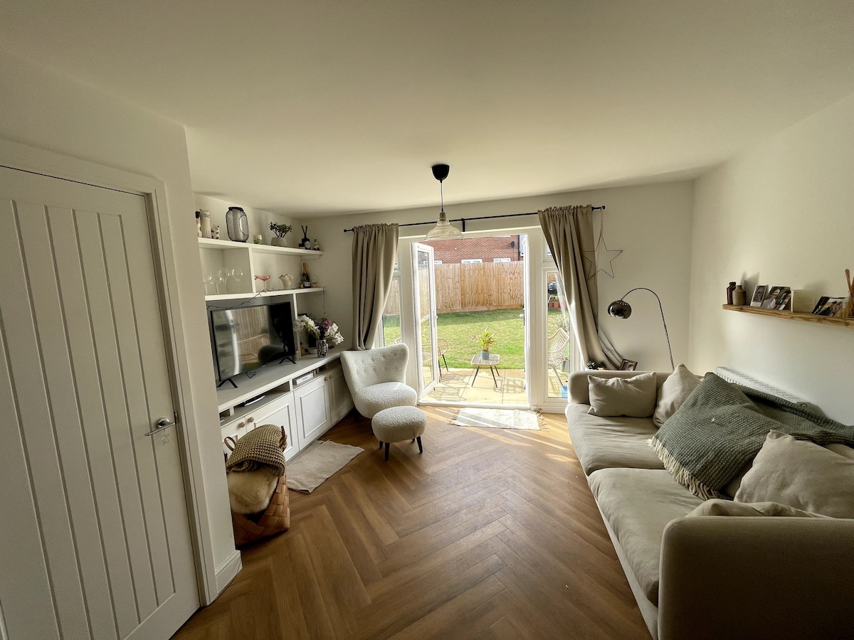 Modern two-bedroom home in idyllic Bucks village