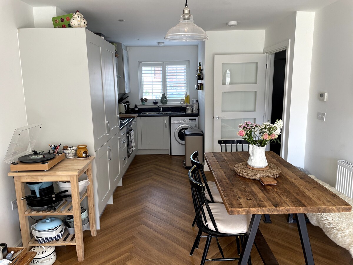 Modern two-bedroom home in idyllic Bucks village