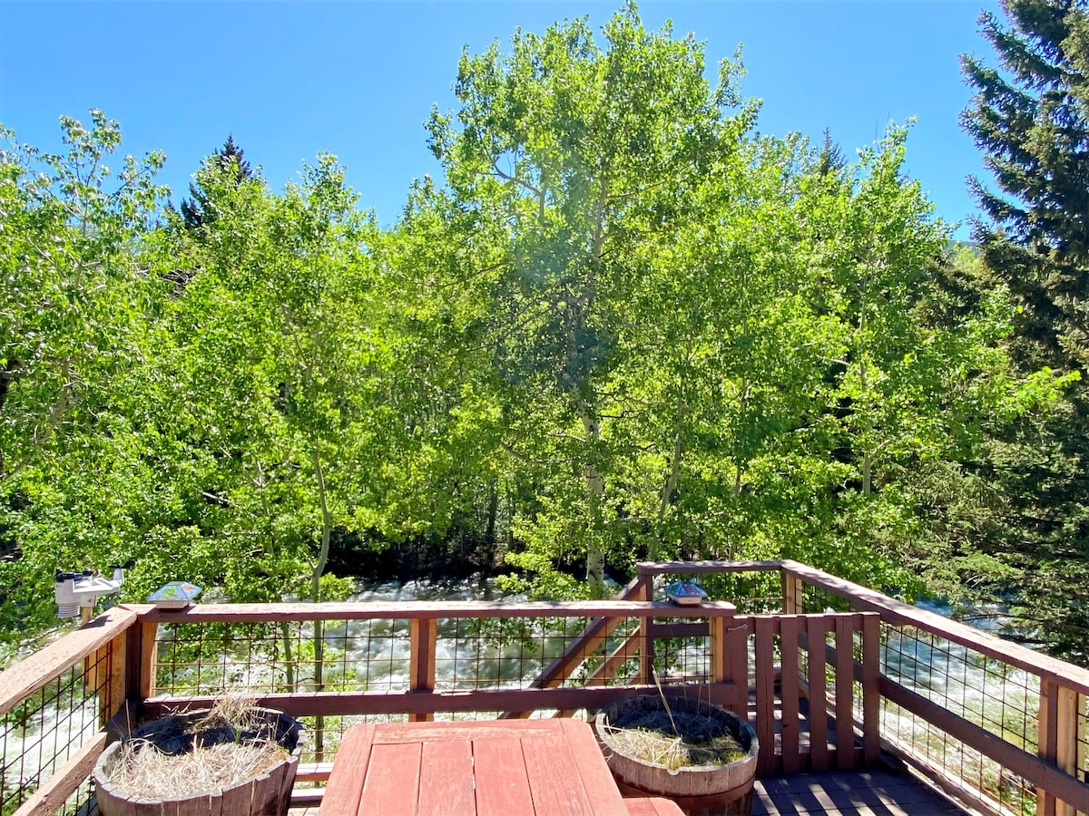 岩溪上的原木小屋-热水浴缸和山景