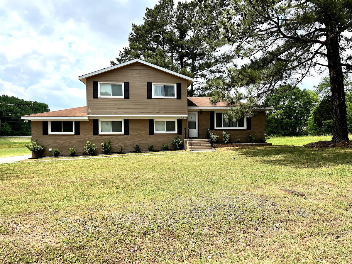 Spacious and Cozy Tri-Level Home