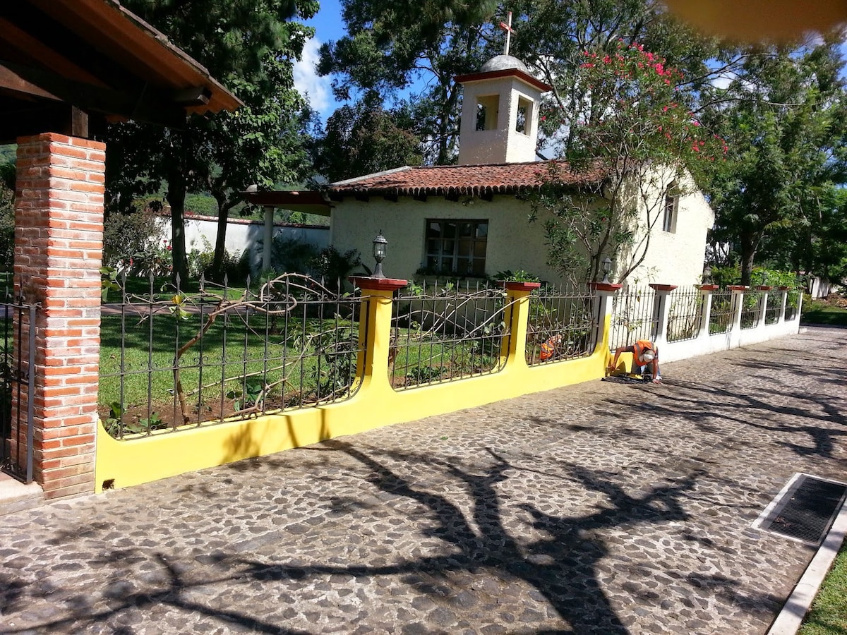 可俯瞰火山的美丽房屋。Jocotenango