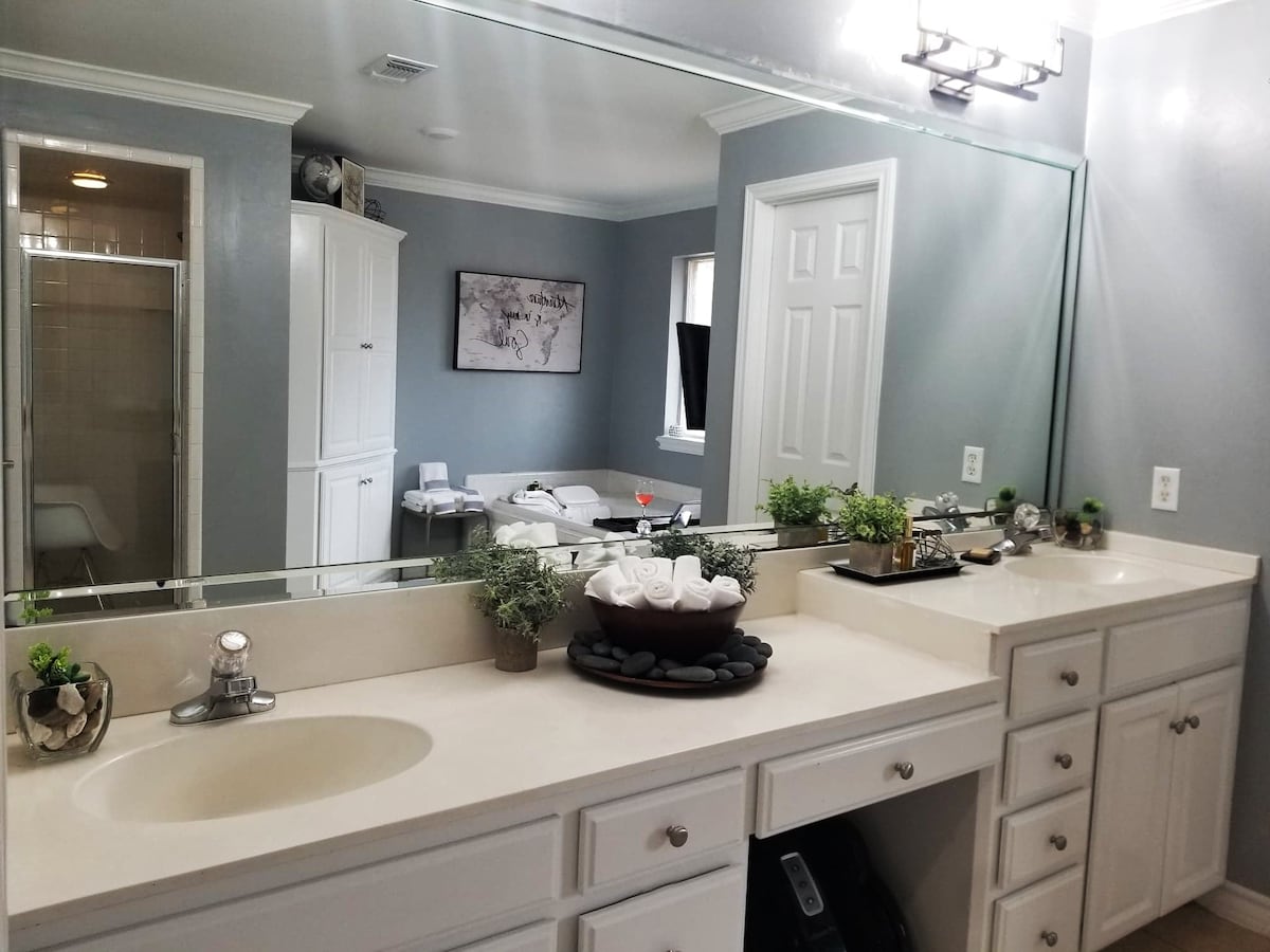 Private Suite, Living Area & Luxury Bathroom