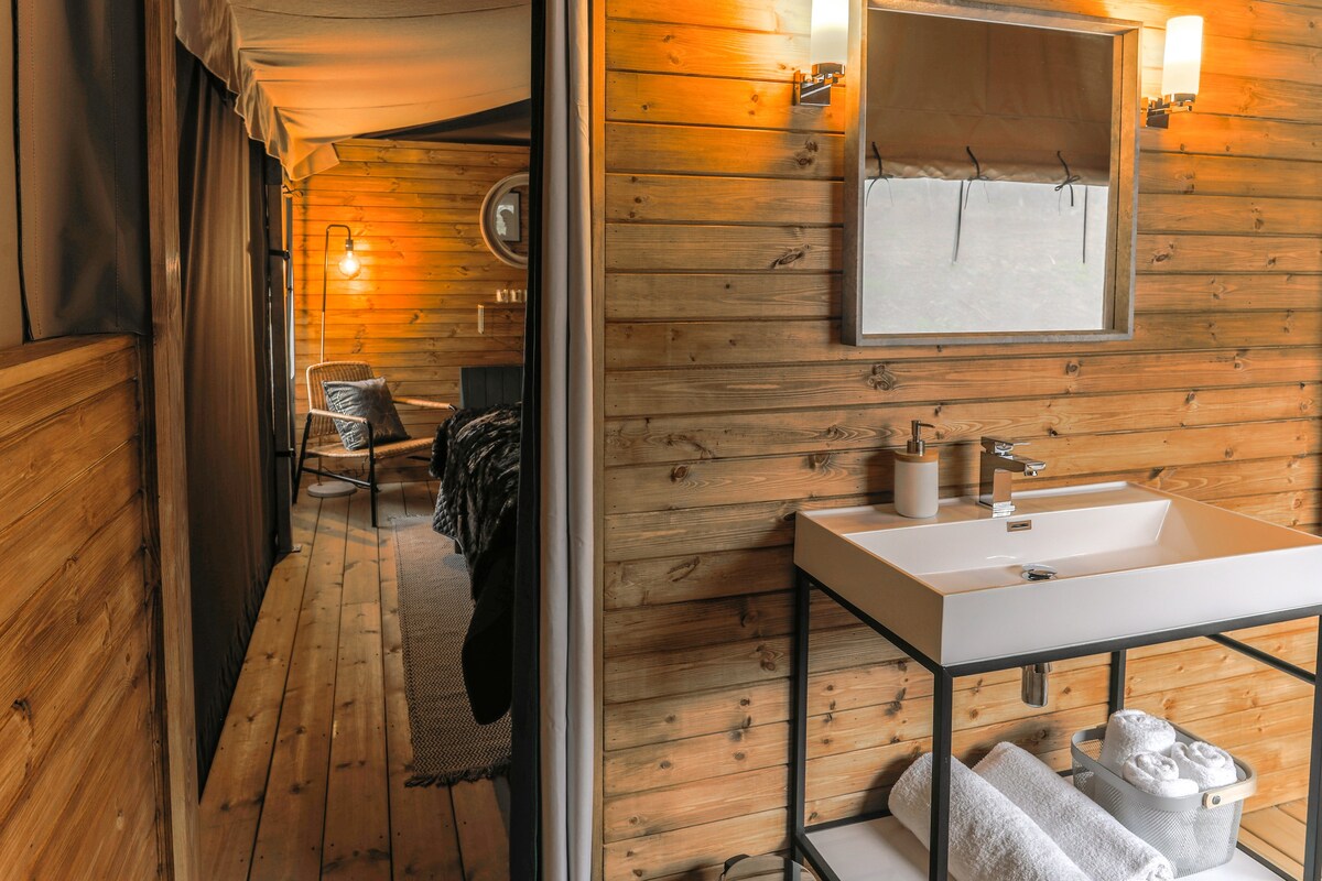 Oak Luxury Glamping with Hot Tub