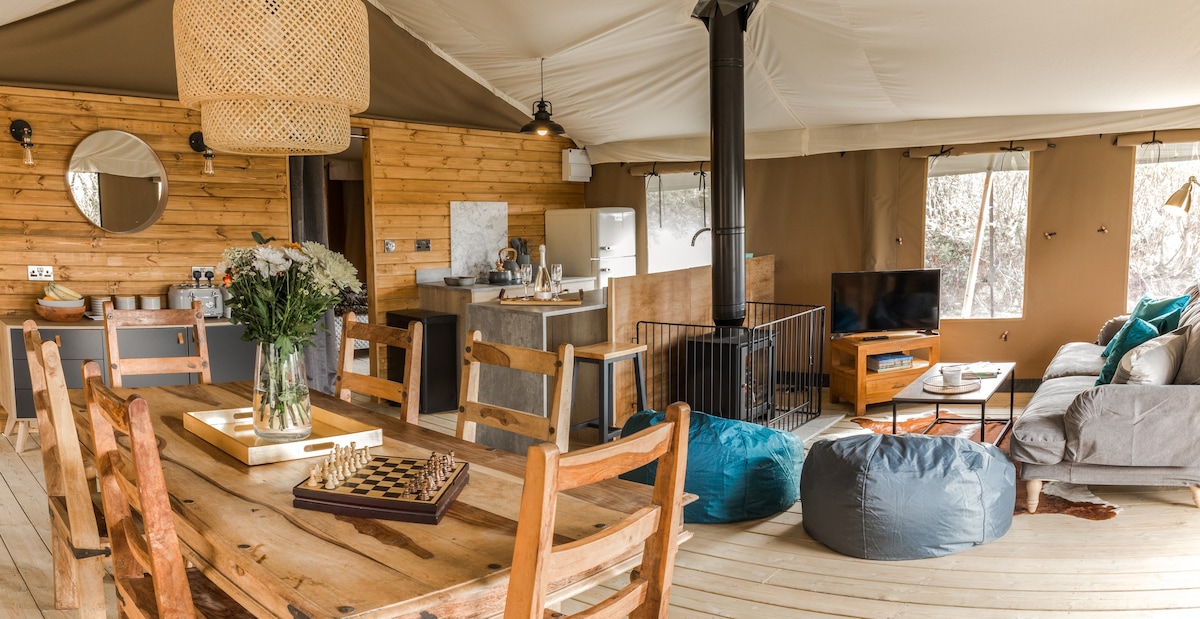 Oak Luxury Glamping with Hot Tub