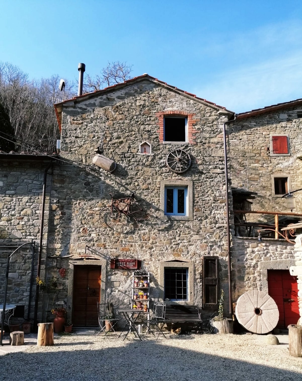 Incantevole casa di un tempo accanto al torrente..