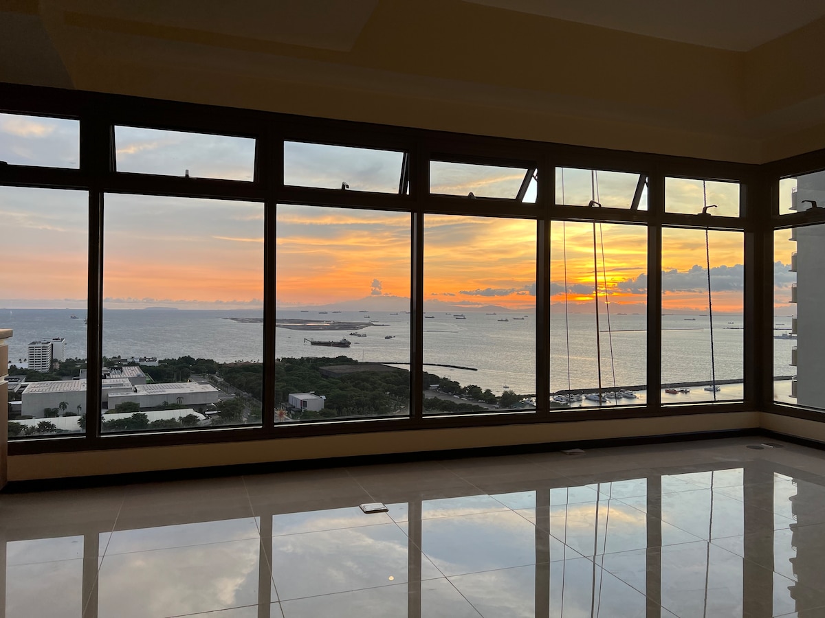 New Spacious unit Stunning view of Manila Bay WiFi