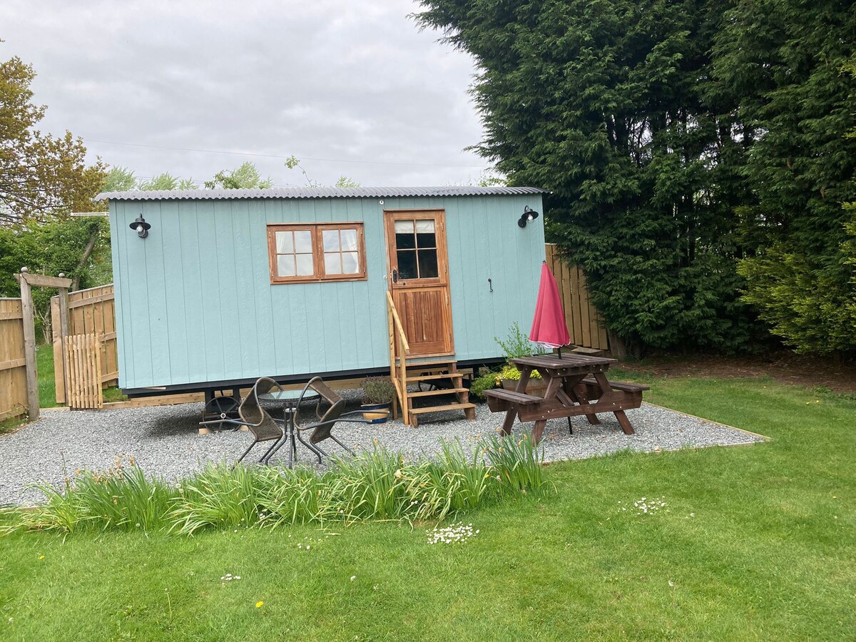 Delightful shepherd’s hut with log burner