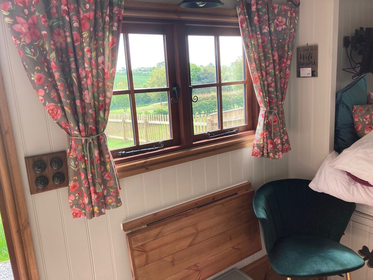 Delightful shepherd’s hut with log burner