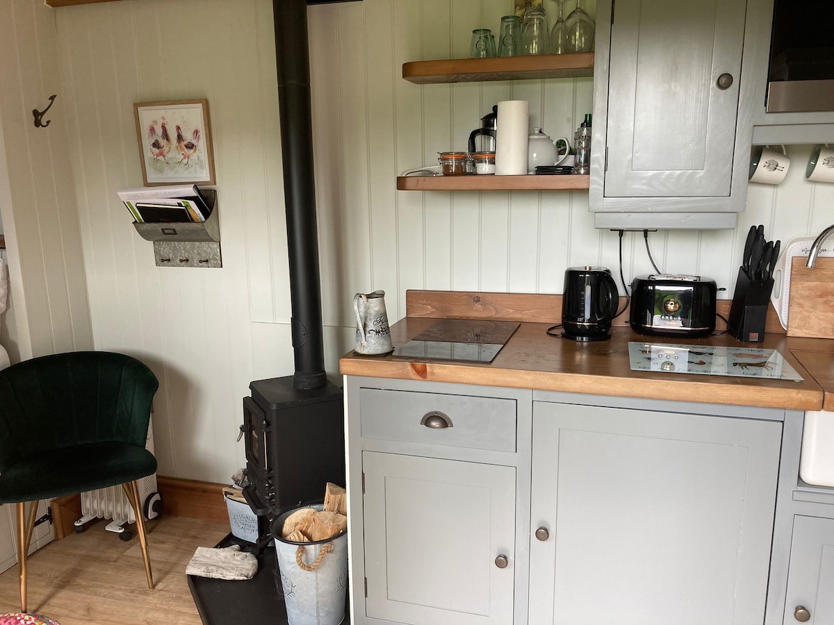 Delightful shepherd’s hut with log burner