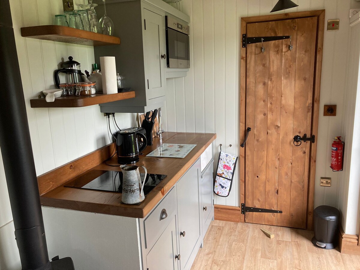 Delightful shepherd’s hut with log burner