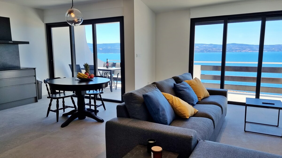 2-bedroom apartment w/ stunning sea views