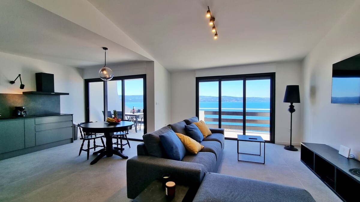 2-bedroom apartment w/ stunning sea views