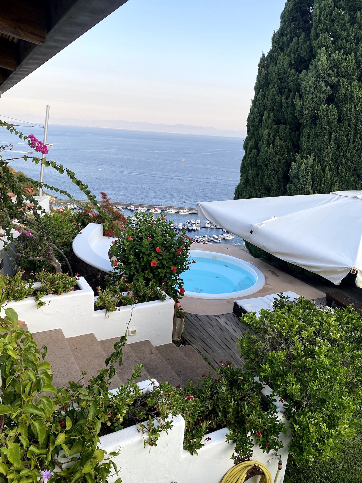 Prestigiosa Villa a strapiombo sul mare di Lipari