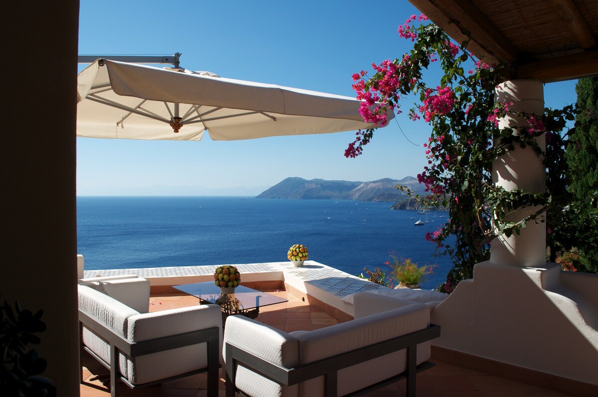 Prestigiosa Villa a strapiombo sul mare di Lipari