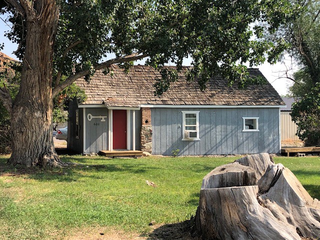 Charming 2 bedroom cottage-style home off Main St.