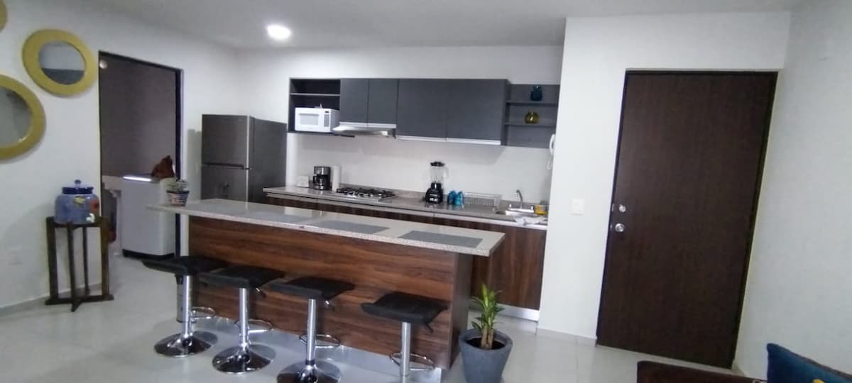 Beautiful Apartment 15 away from airport