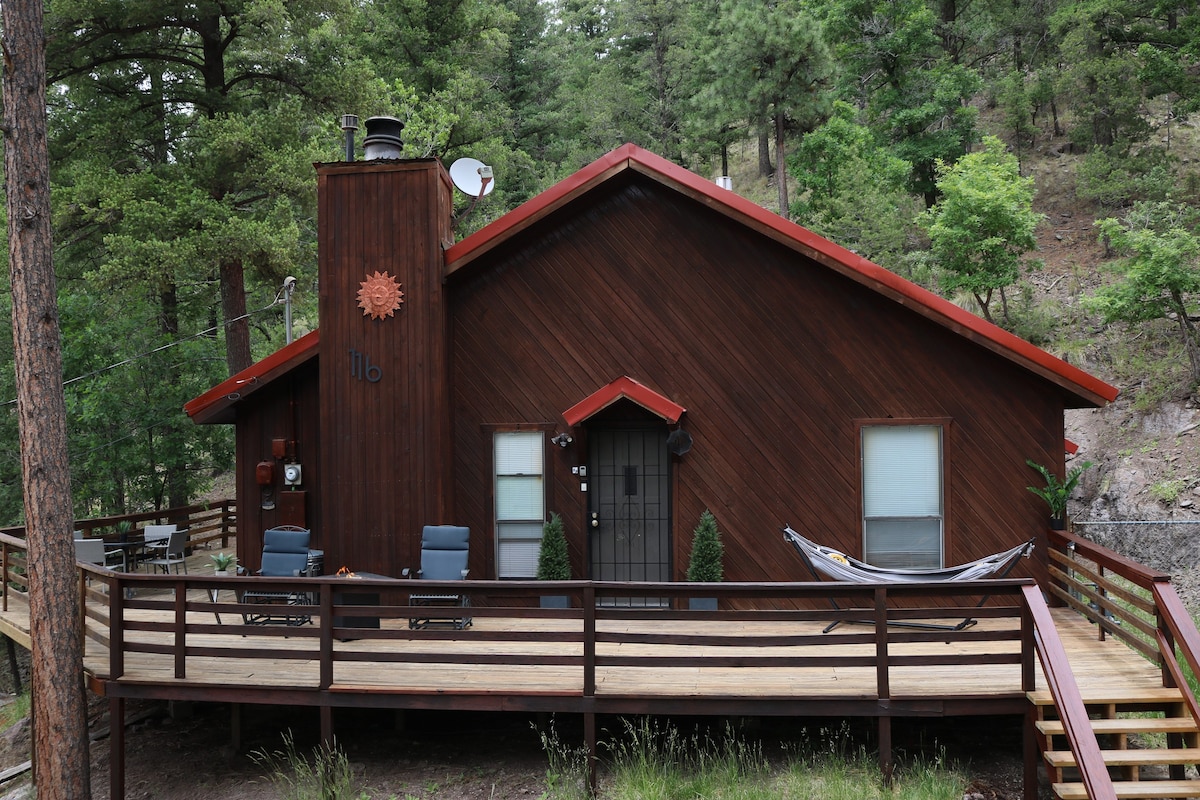 麋鹿和兔子小木屋（ Elk & Hare Cabin ） ，配有完美的门廊