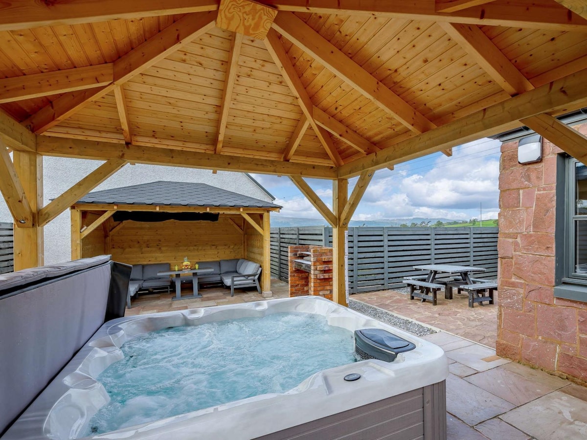 Westertonhill Lodge 8  with Hot Tub for hire