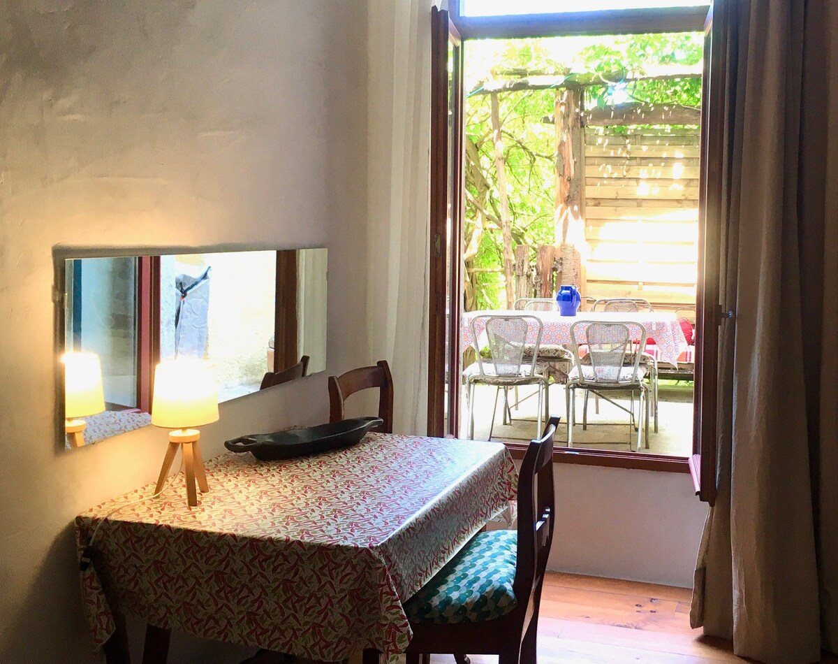 Chambre privée avec une terrasse et cuisine d'été
