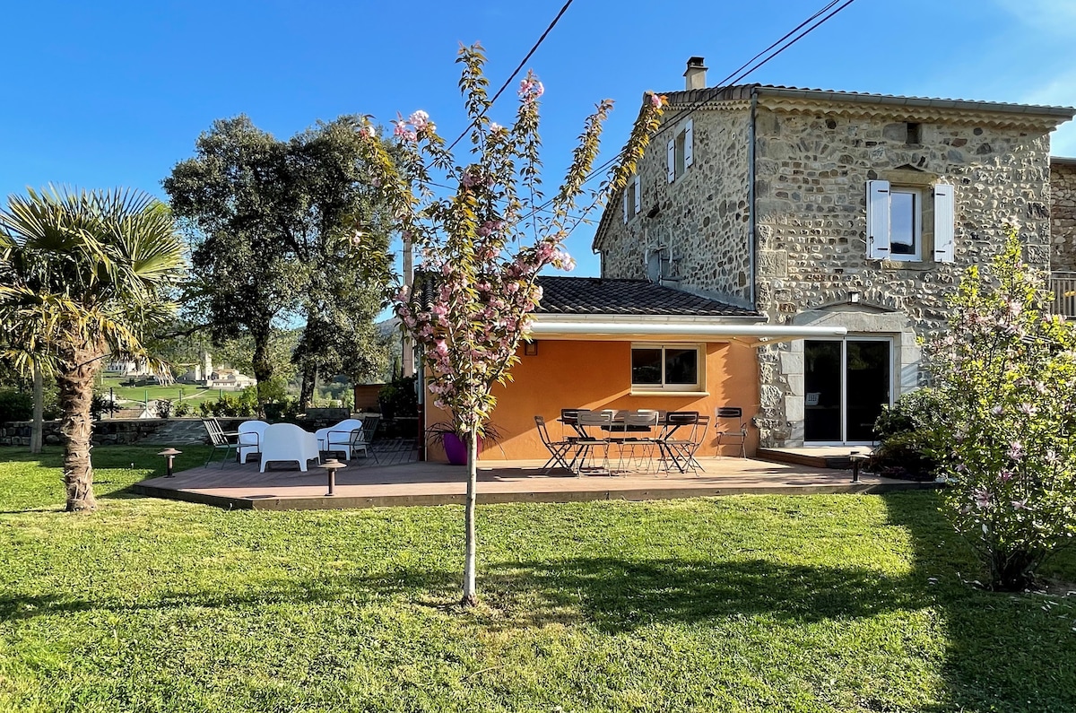 Gîte 8 pers, piscine, grande terrasse, barbecue