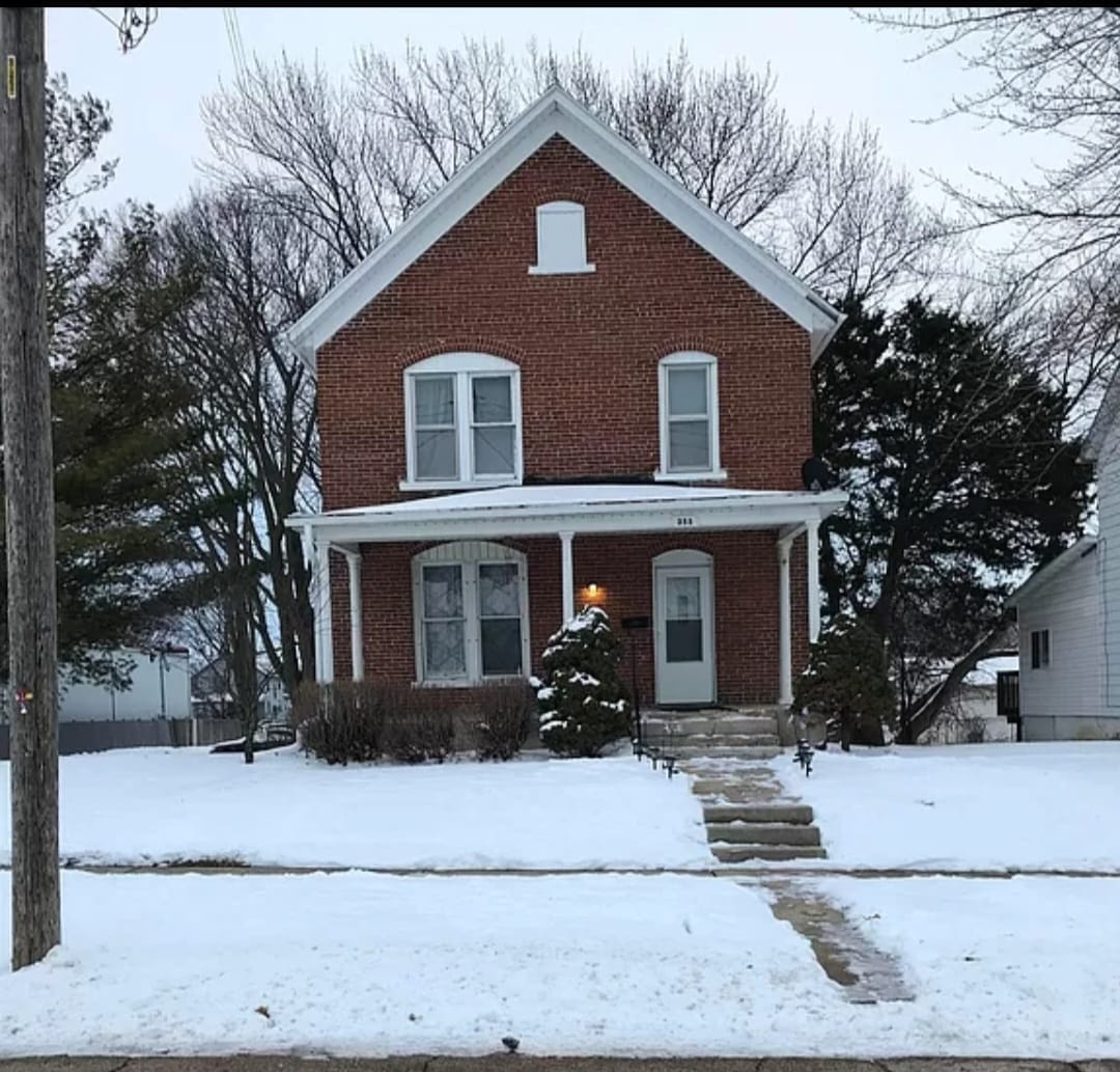 A beautiful cozy house with BBQ grillHuge backyard