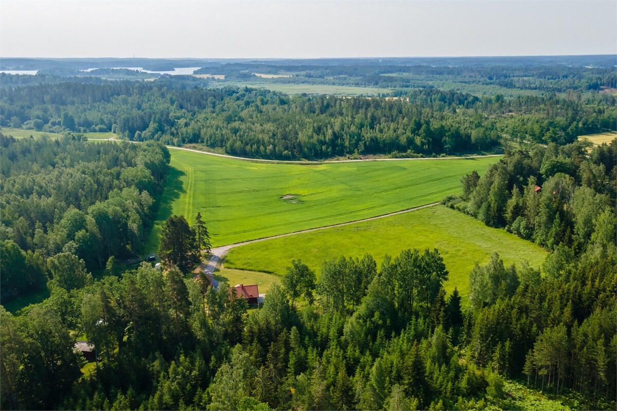 位于Sörmland idyll中部的新建乡村小屋