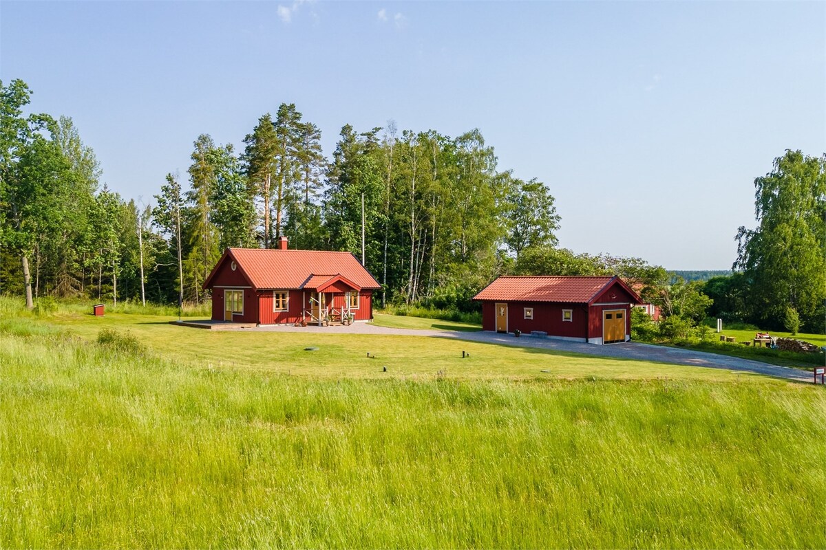 位于Sörmland idyll中部的新建乡村小屋