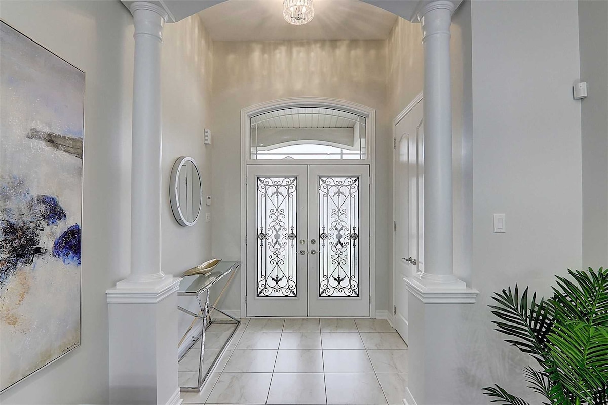 Cheerful private room with walk-in closet