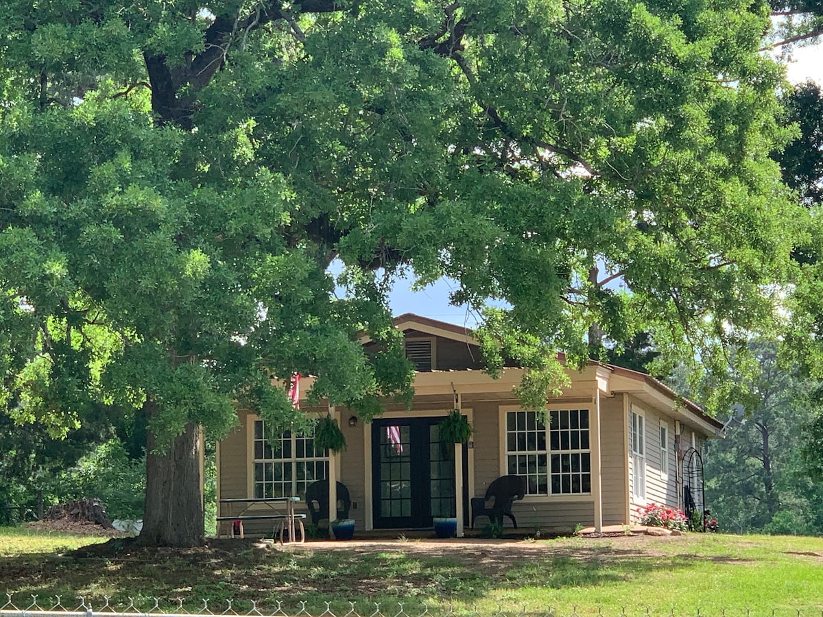 Oak Hill Cottage- SFA Alumni owned