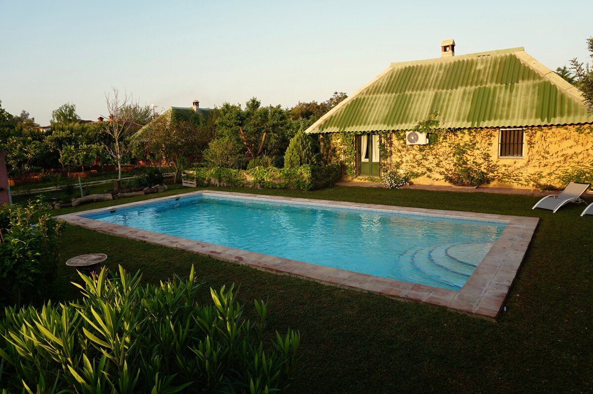 花园中的乡村小屋，带Cadiz1泳池。