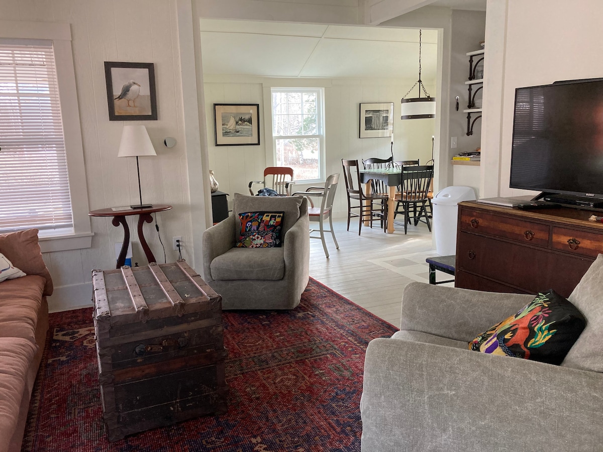 Peaks Is., updated century-old cottage near ocean