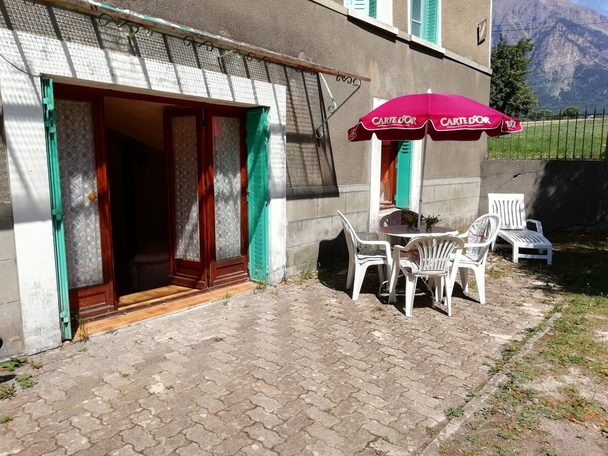 Agréable rez-de jardin au calme, près d'Embrun