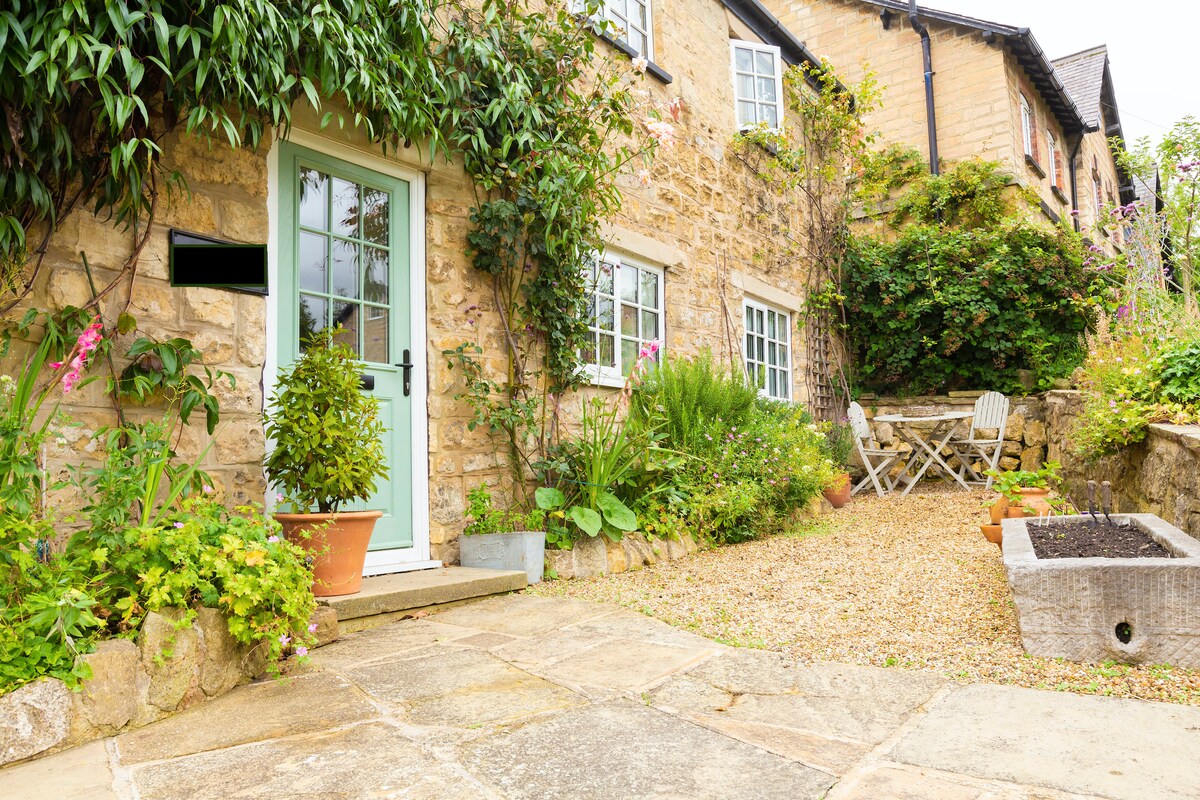 Idyllic 2 Bedroom Cottage with Wood Burner