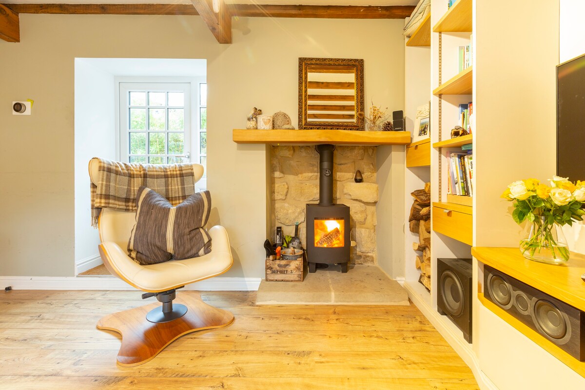 Idyllic 2 Bedroom Cottage with Wood Burner