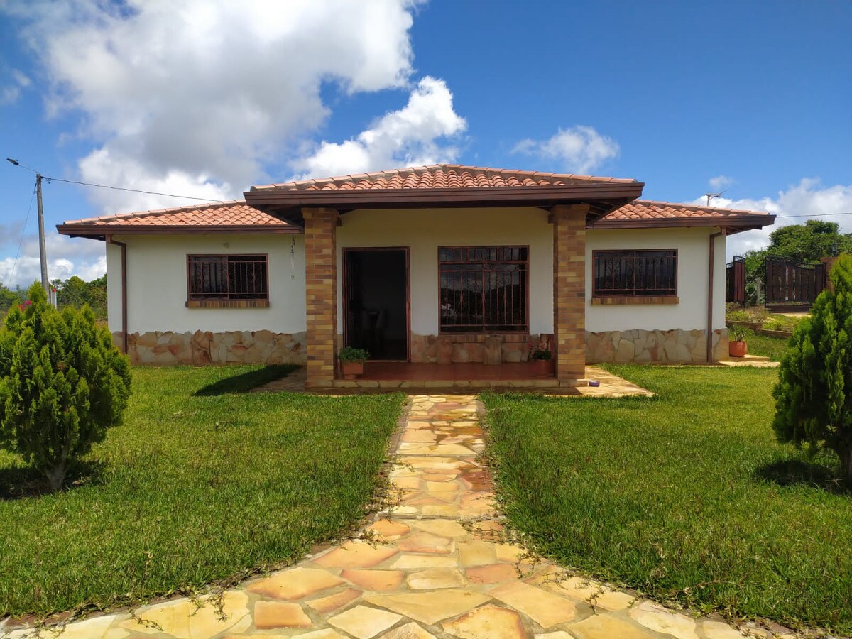 Casa de campo con hermosa vista al exterior.