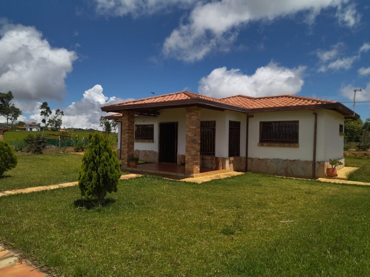 Casa de campo con hermosa vista al exterior.