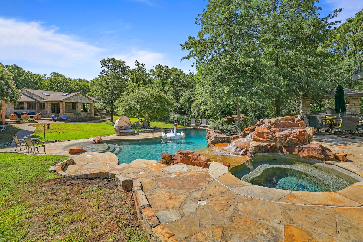 #1 Lakefront Resort Style Pool House! Huge for 16!