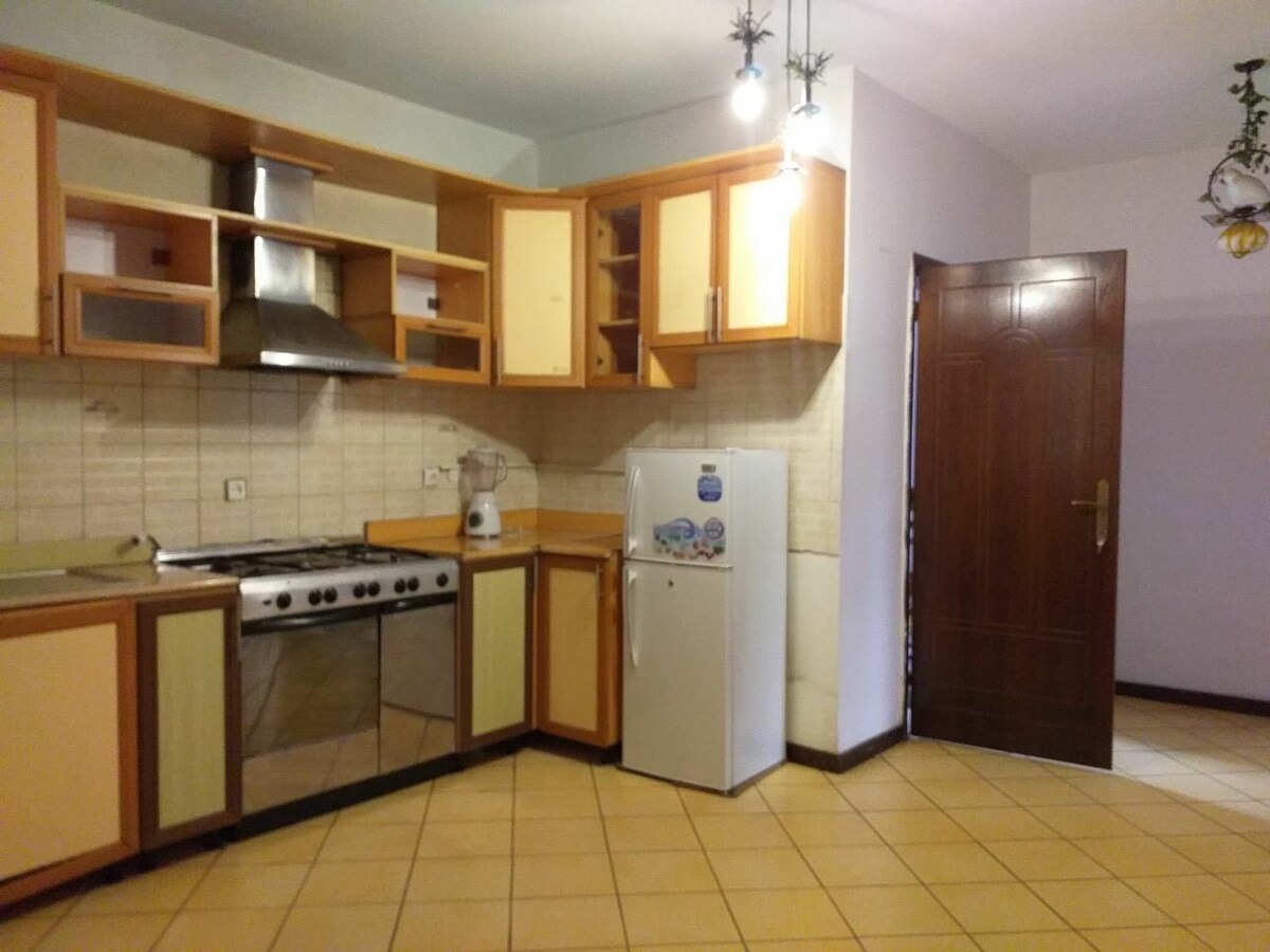 5 mins from airport cheerful 3 bedroom home&huttab