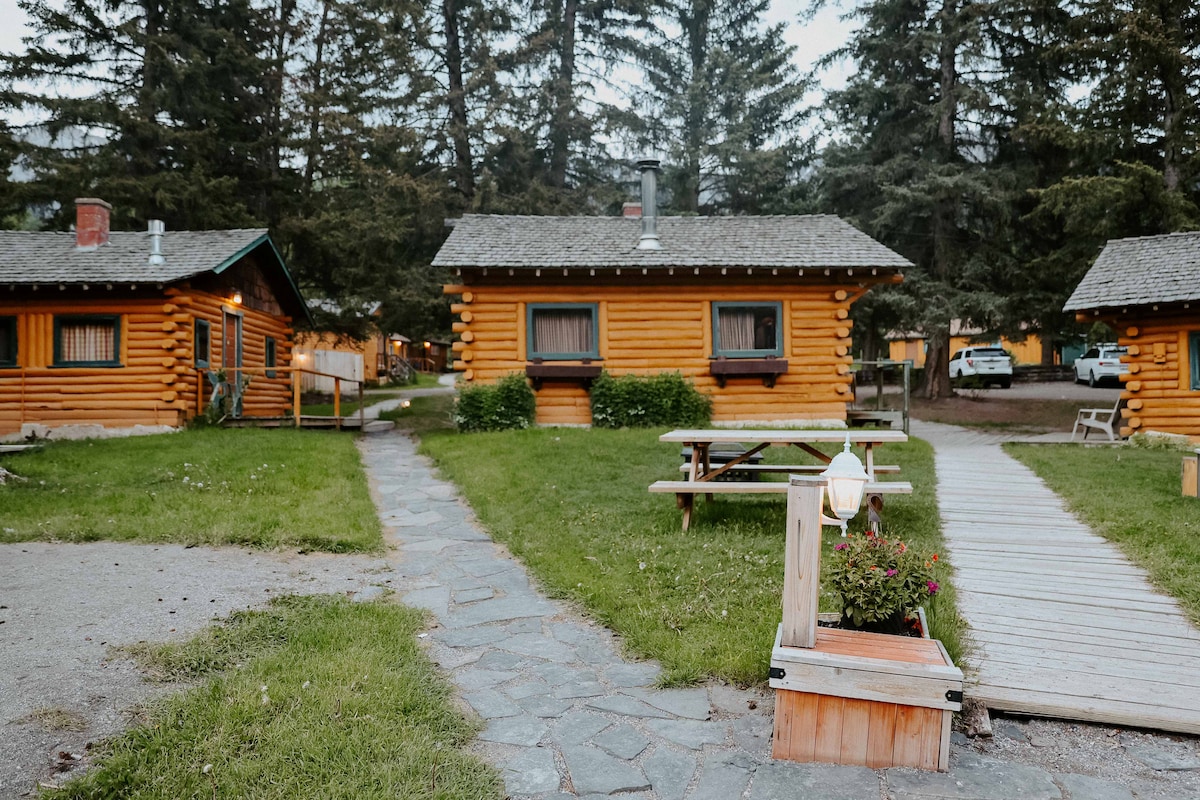 # 03坎莫尔班夫门（ Canmore Banff Gate ）迷人的双卧小木屋