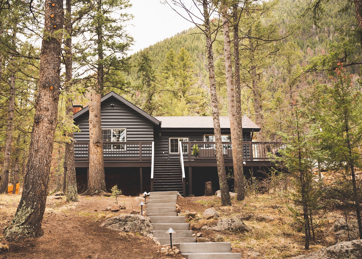 Nostalgic✢Remodeled Cabin✢Hot Tub✢Loft✢Fireplaces