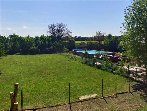 4 bedroom farmhouse with pool, jacuzzi and lakes