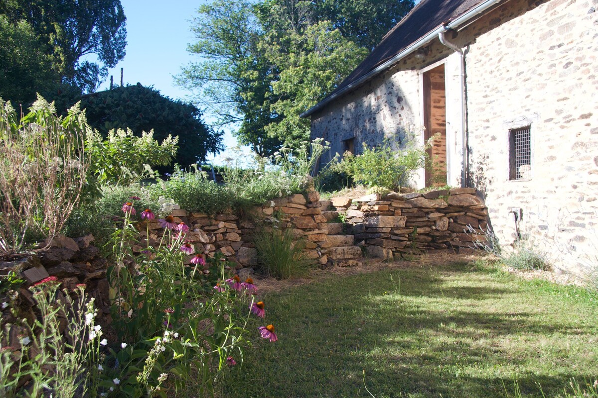 Lovely studio apartment on flower farm in France