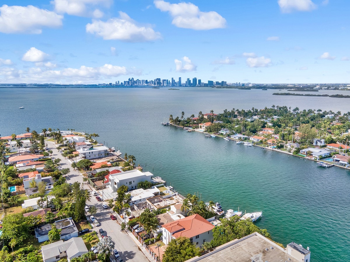 Modern Miami waterfront oasis with pool