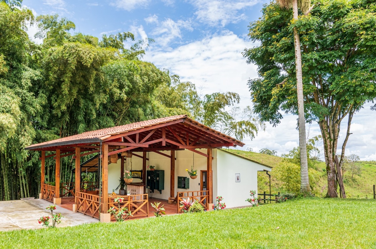 Agradable cabaña cafetera con jacuzzi